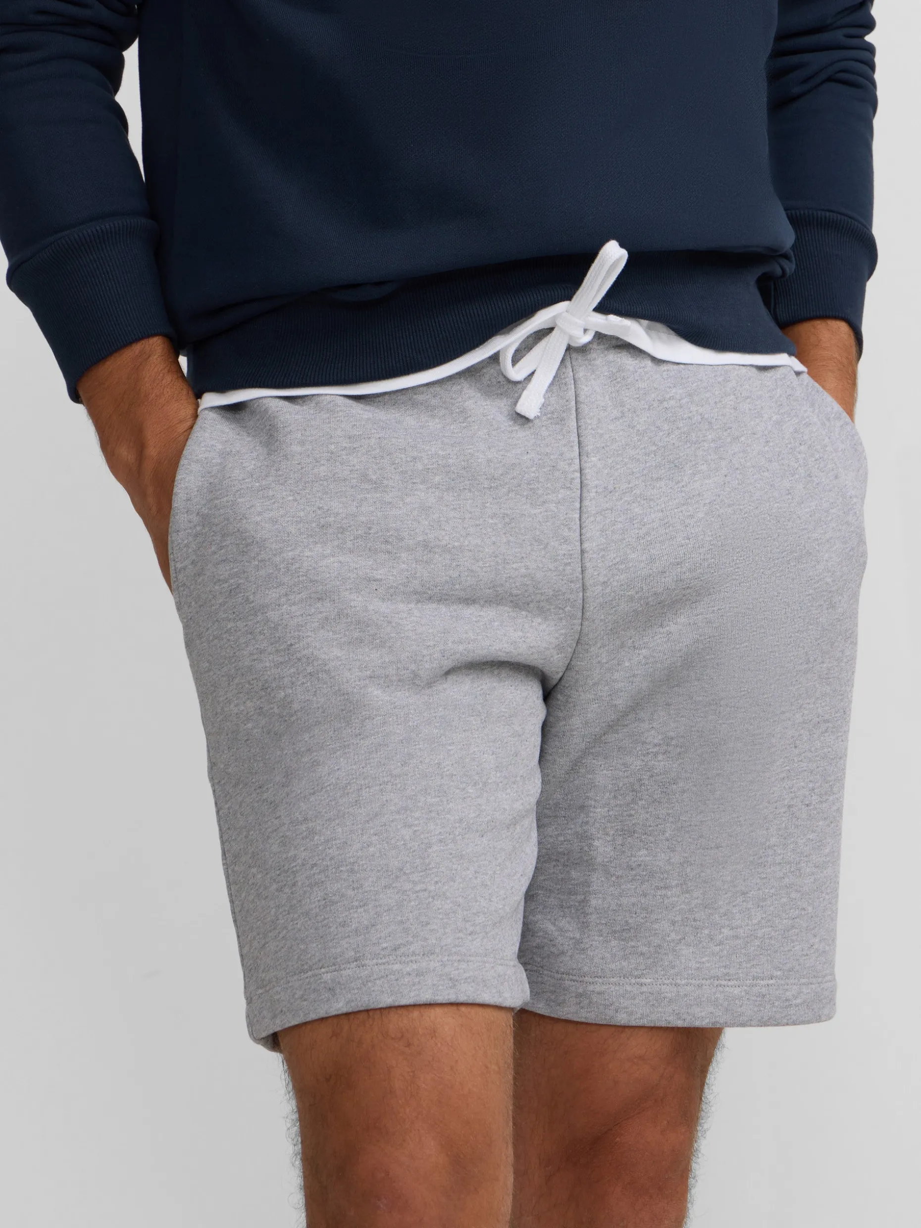 Bermuda deportiva gris