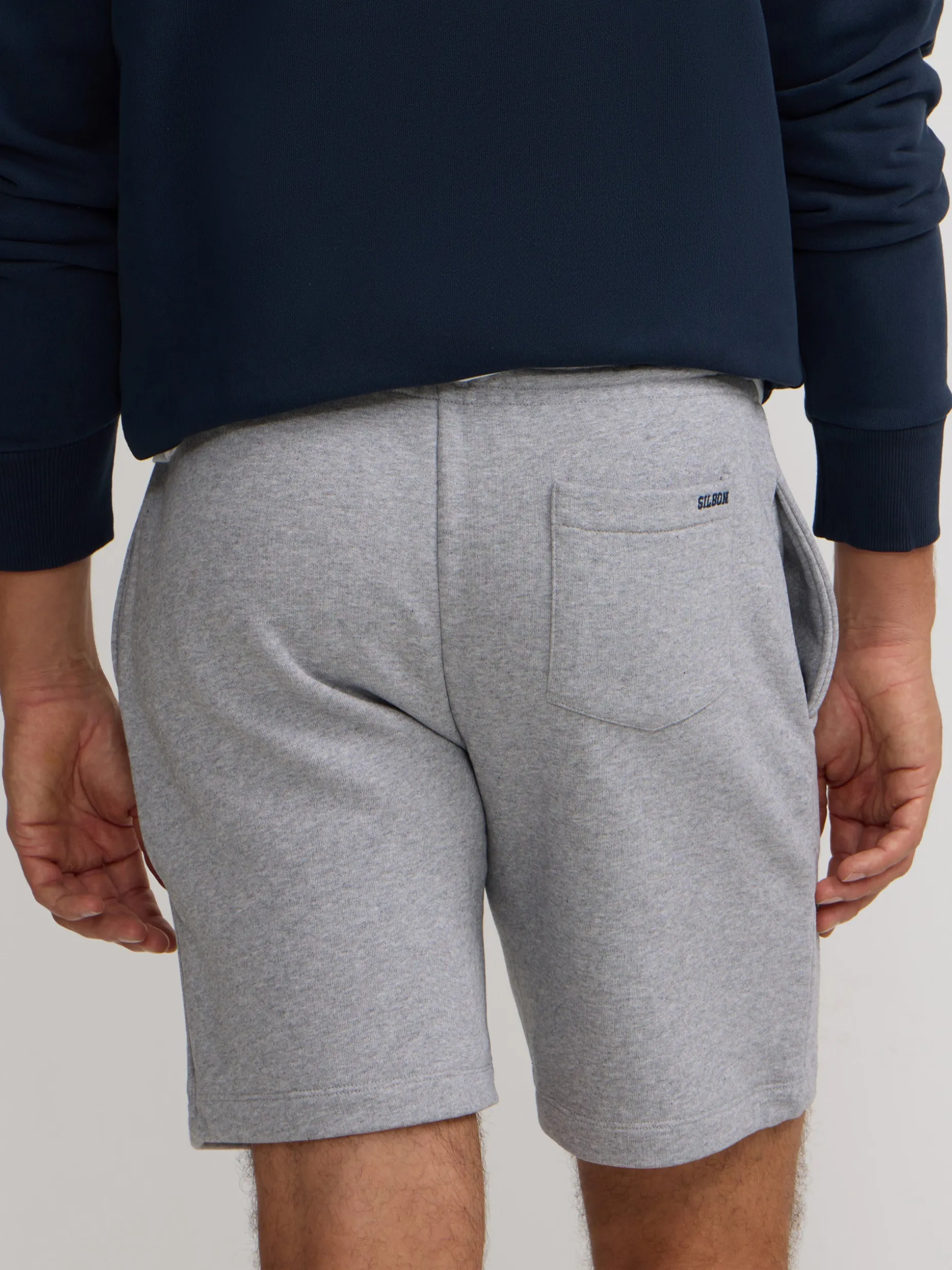 Bermuda deportiva gris