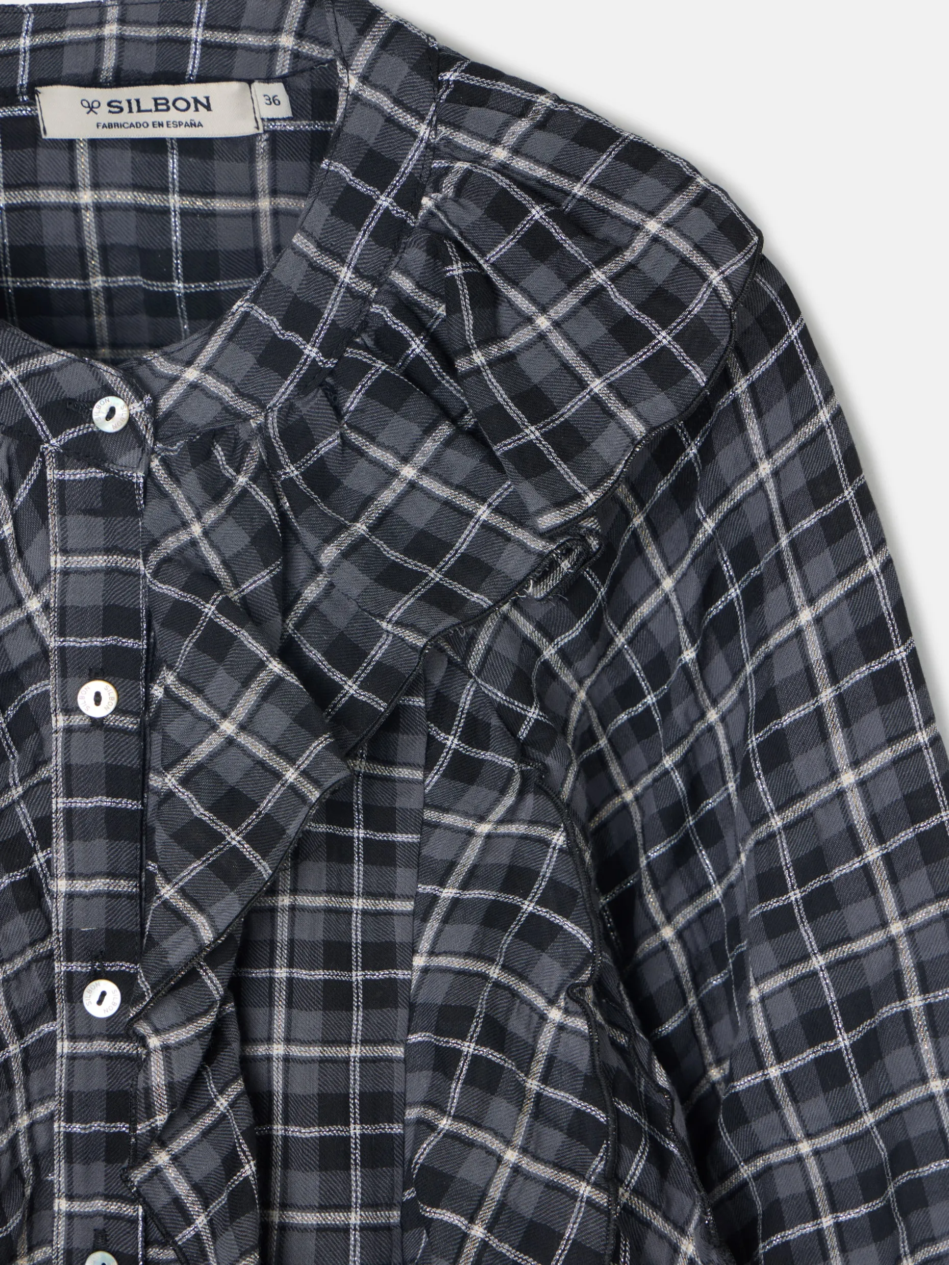 Blusa chorreras cuadros negros