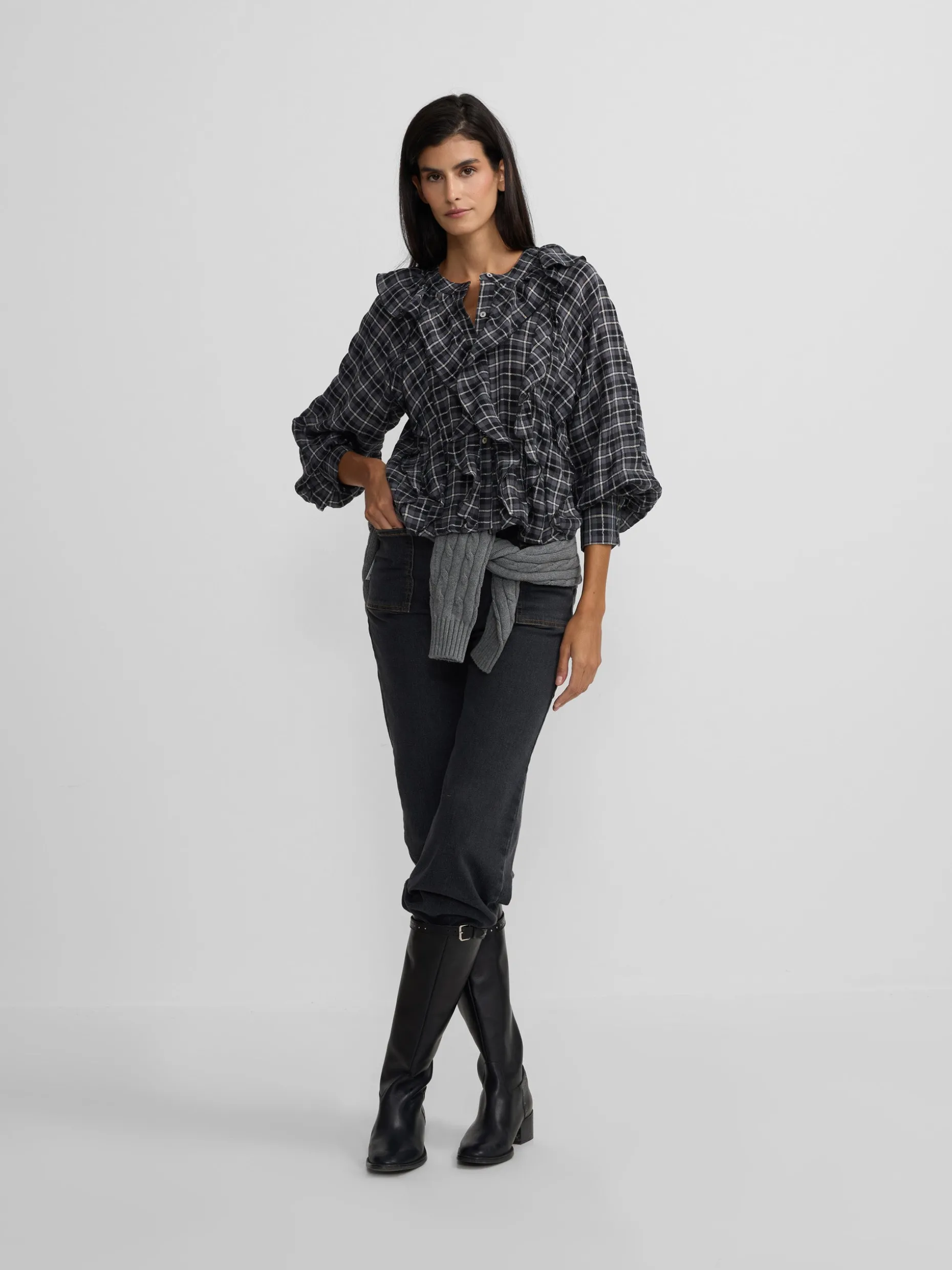 Blusa chorreras cuadros negros