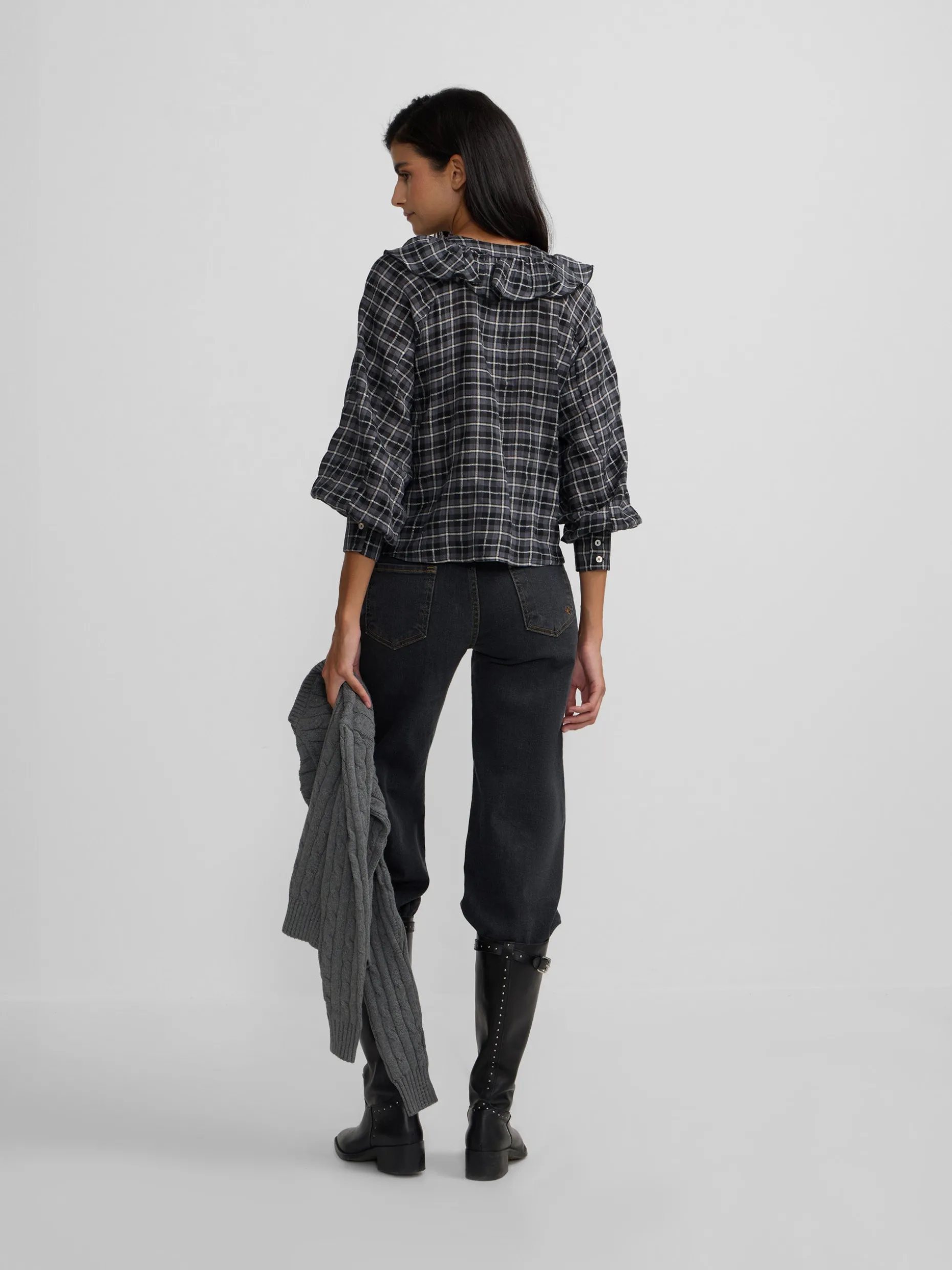 Blusa chorreras cuadros negros