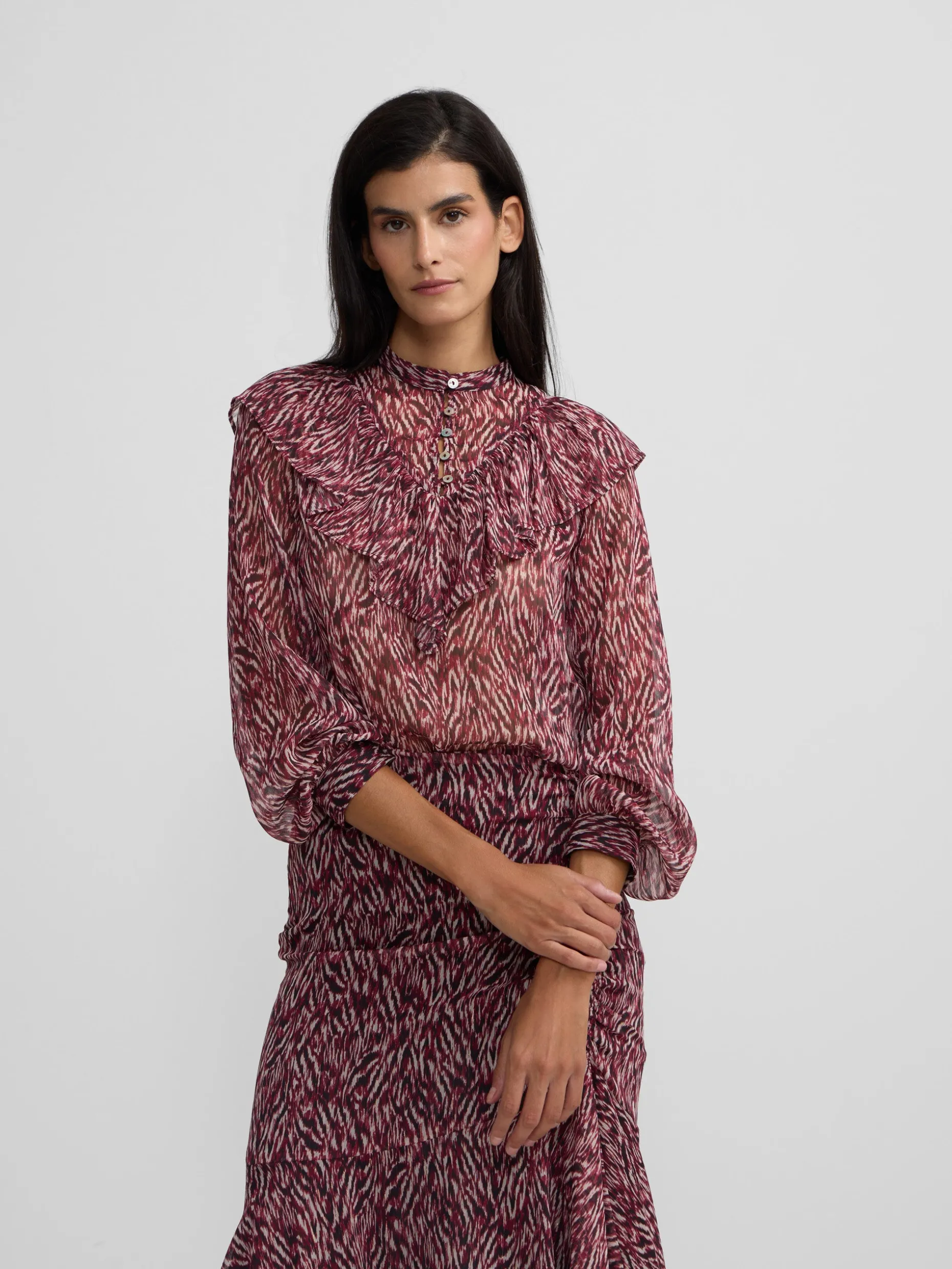 Blusa volante estampado animal print burdeos