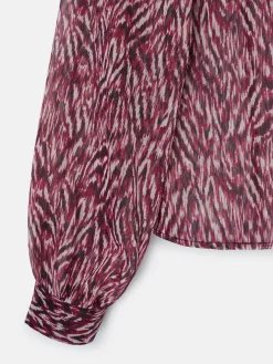 Blusa volante estampado animal print burdeos