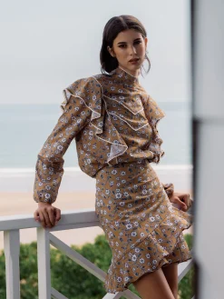 Blusa volantes estampado flores camel