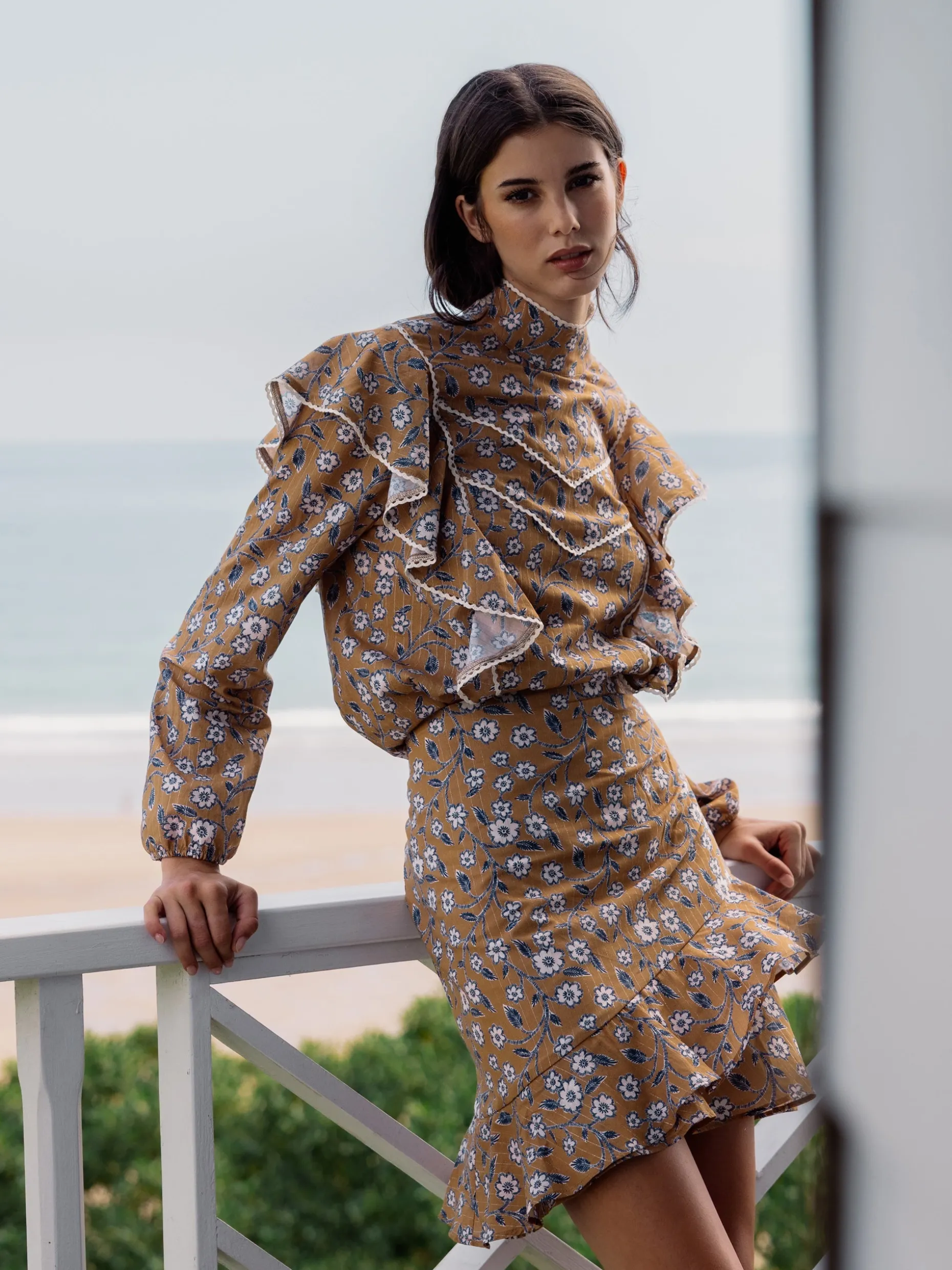 Blusa volantes estampado flores camel