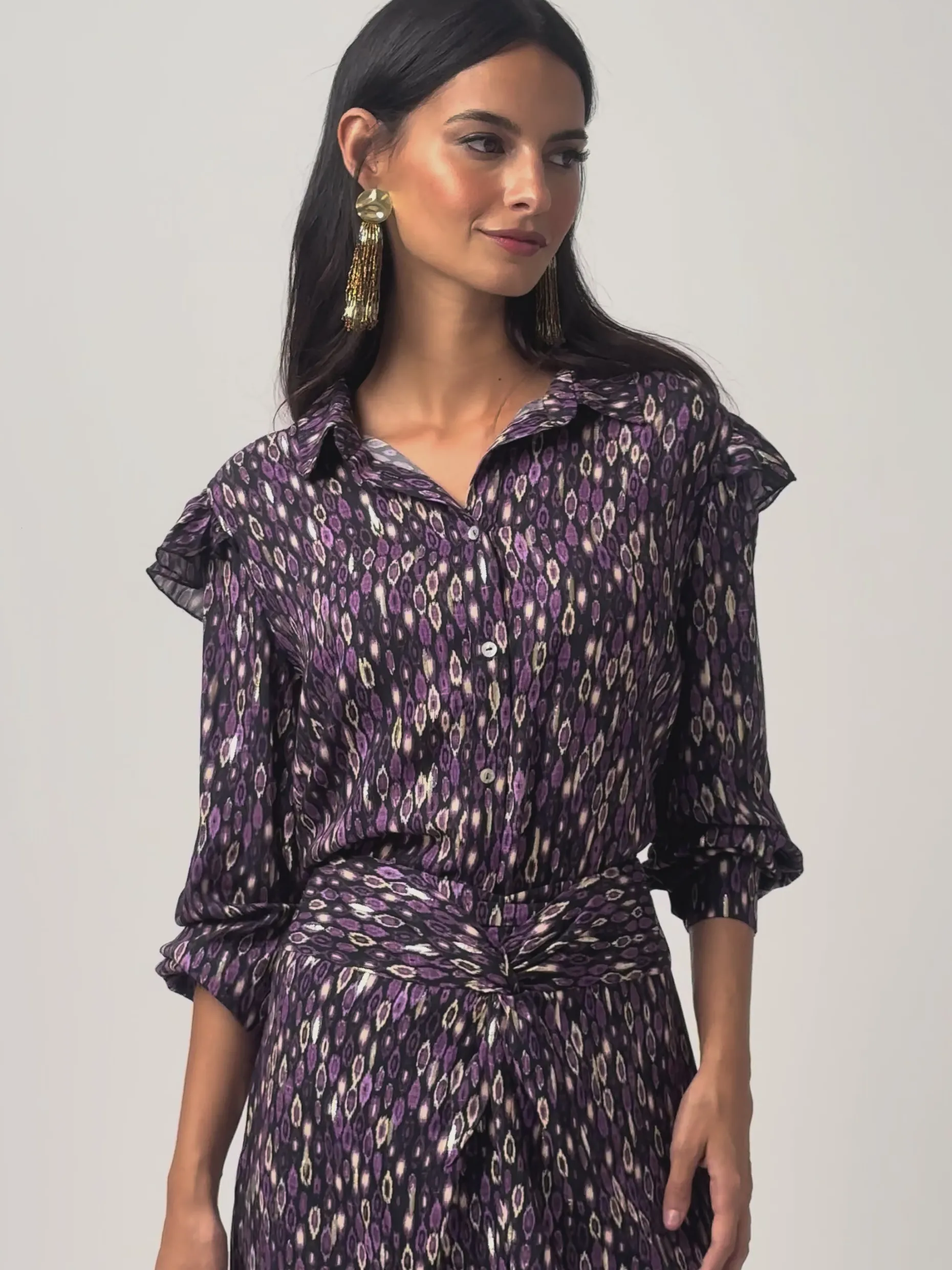 Camisa volantes hombro estampado ikat morados