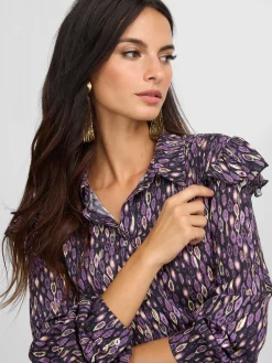 Camisa volantes hombro estampado ikat morados