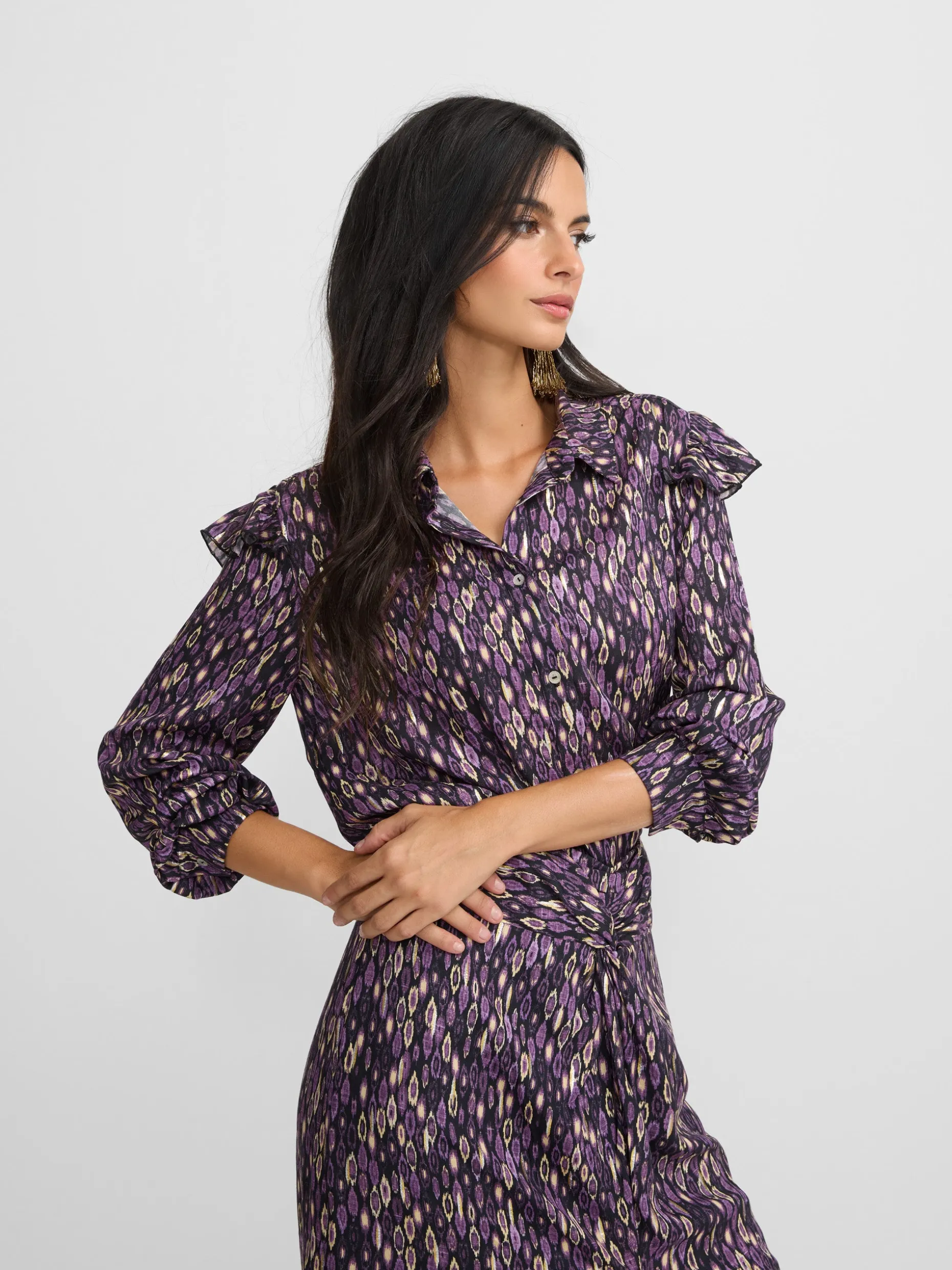 Camisa volantes hombro estampado ikat morados