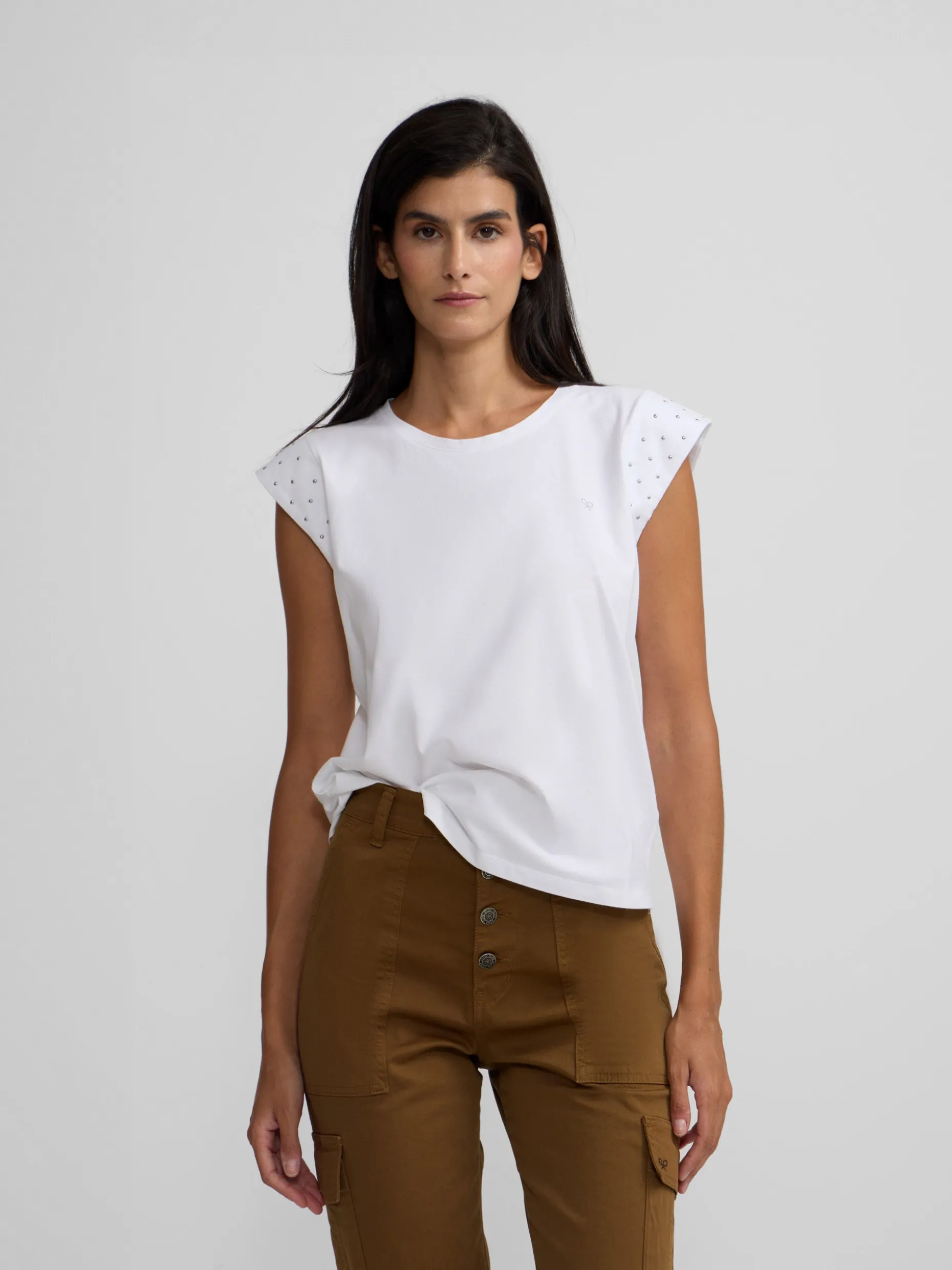 Camiseta woman hombrera tachas blanca
