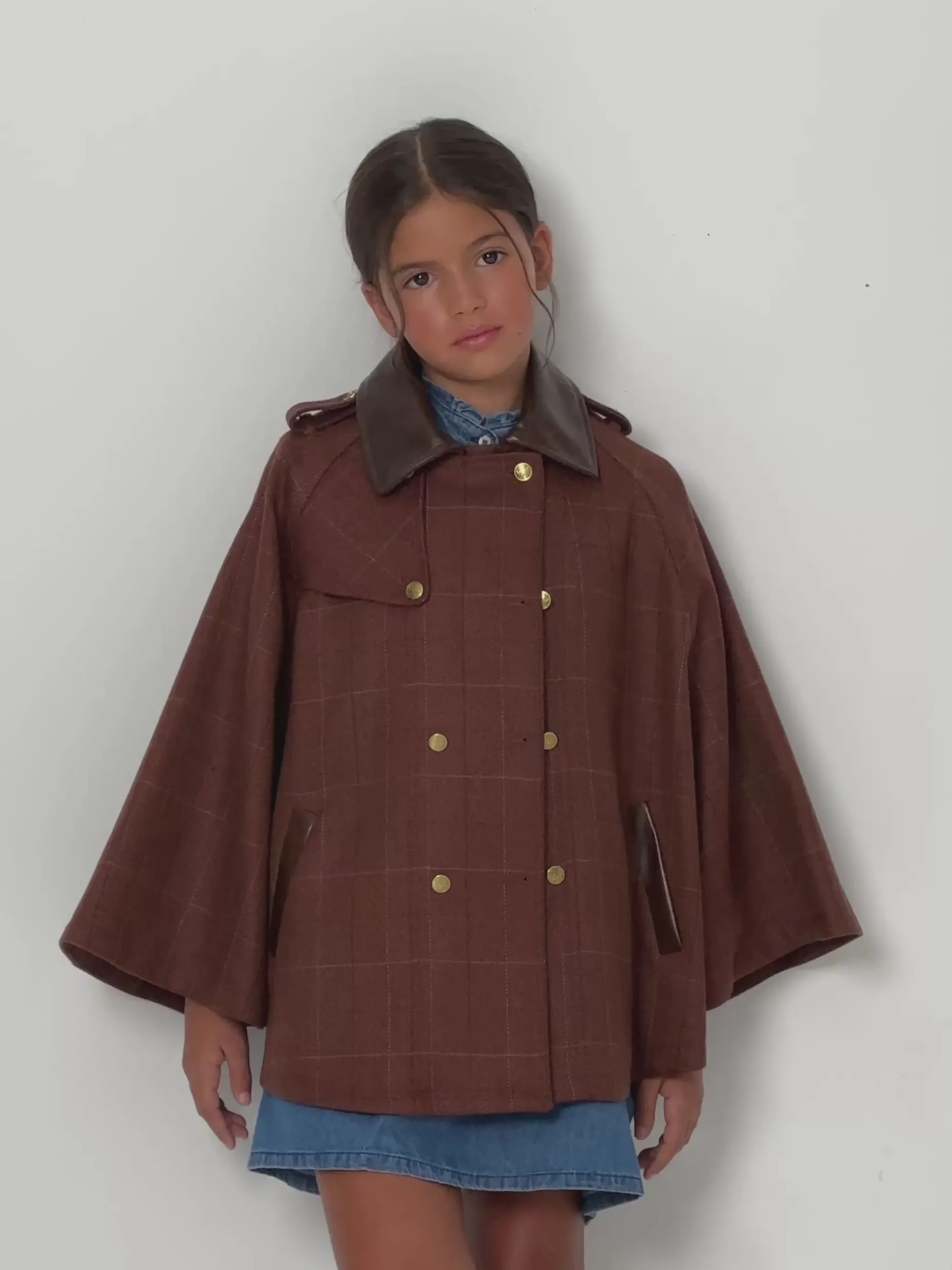 Capa girl detalles cuero cuadros marrones