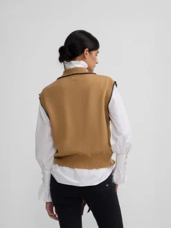 Chaleco detalles pespuntes camel