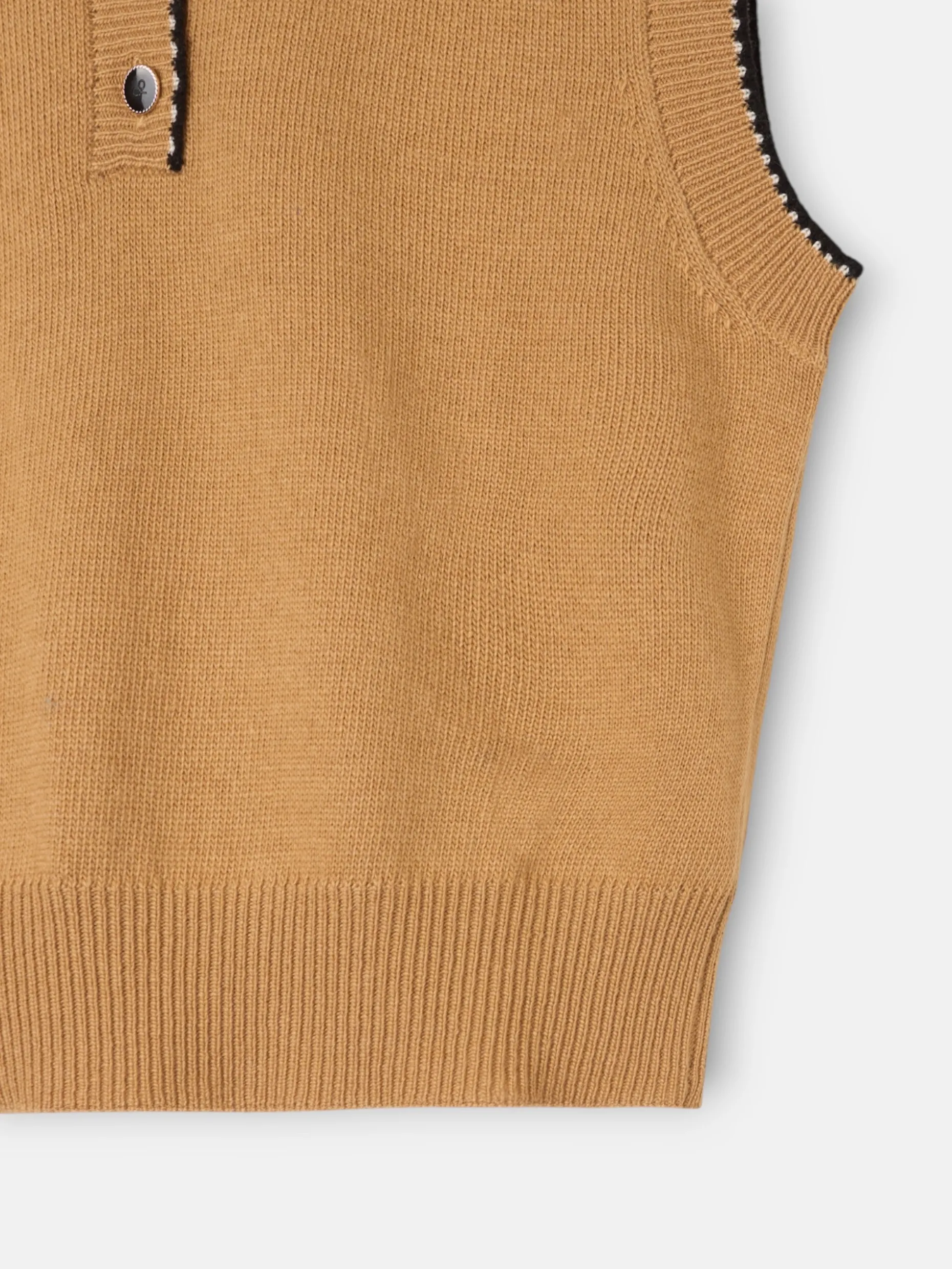 Chaleco detalles pespuntes camel