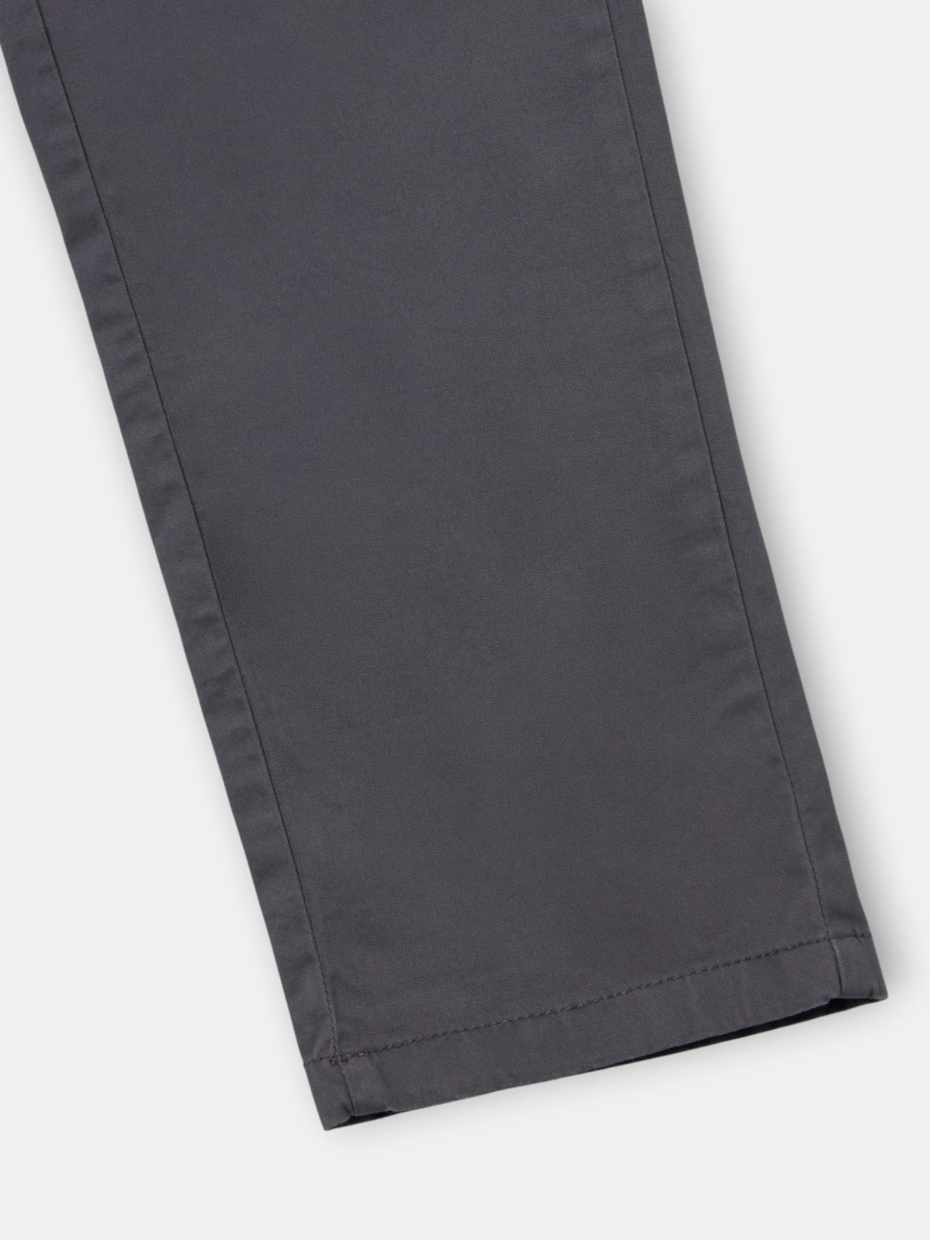 Pantalon chino casual pinzas gris oscuro