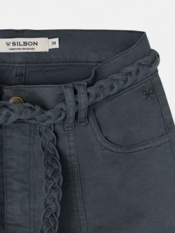 Pantalon denim cinturon trenza gris oscuro