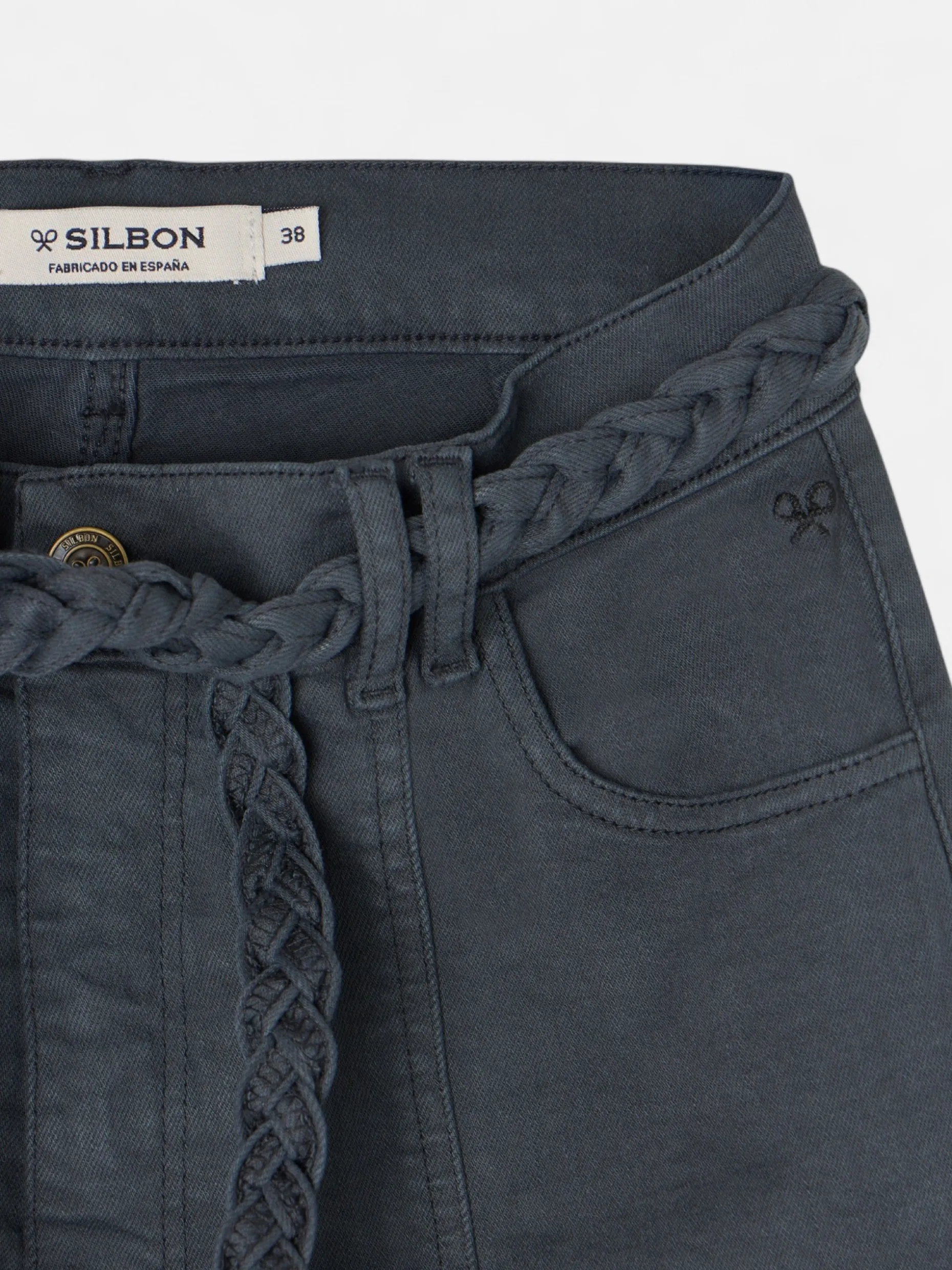 Pantalon denim cinturon trenza gris oscuro