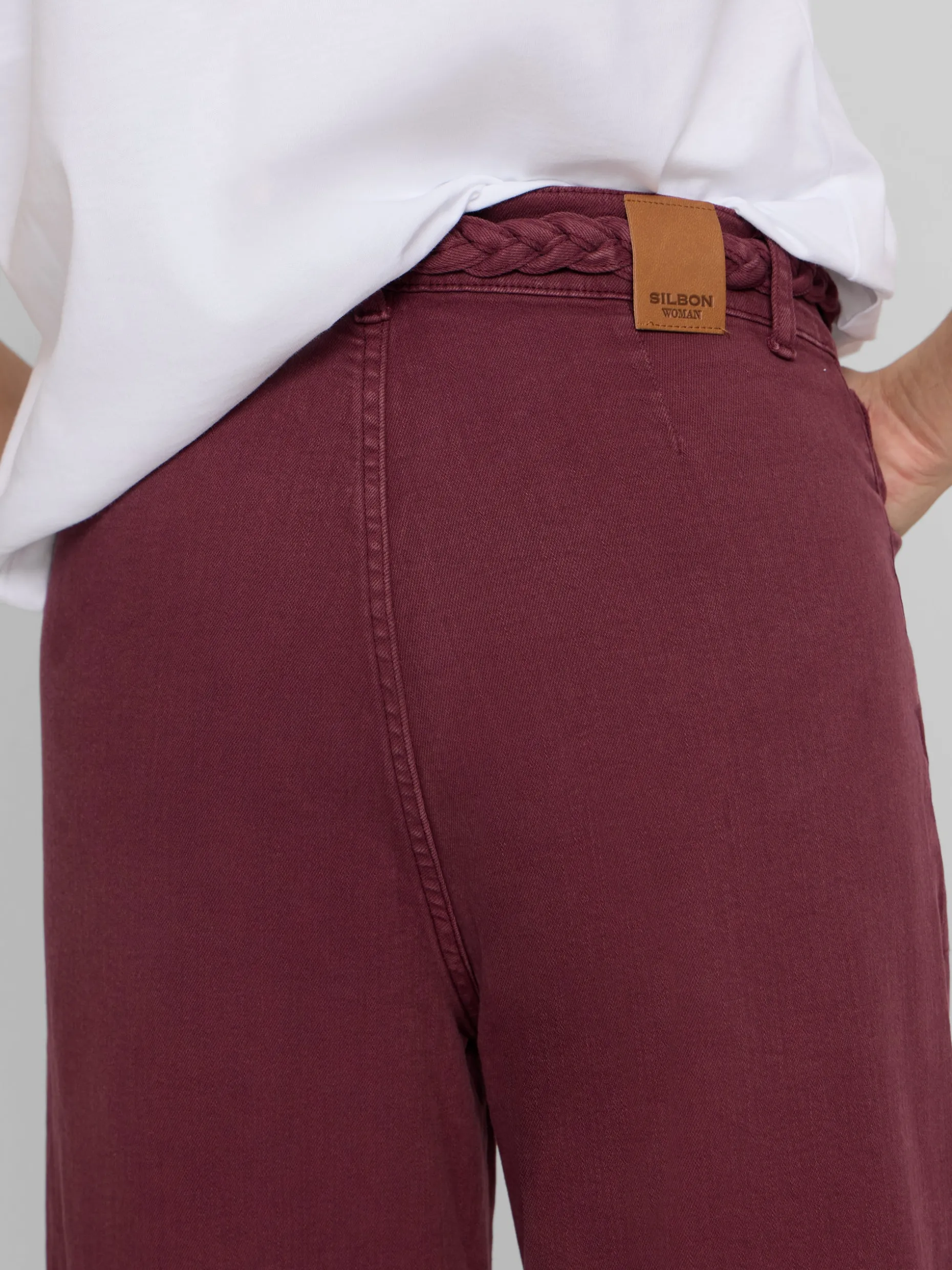 Pantalon denim cinturon trenza granate