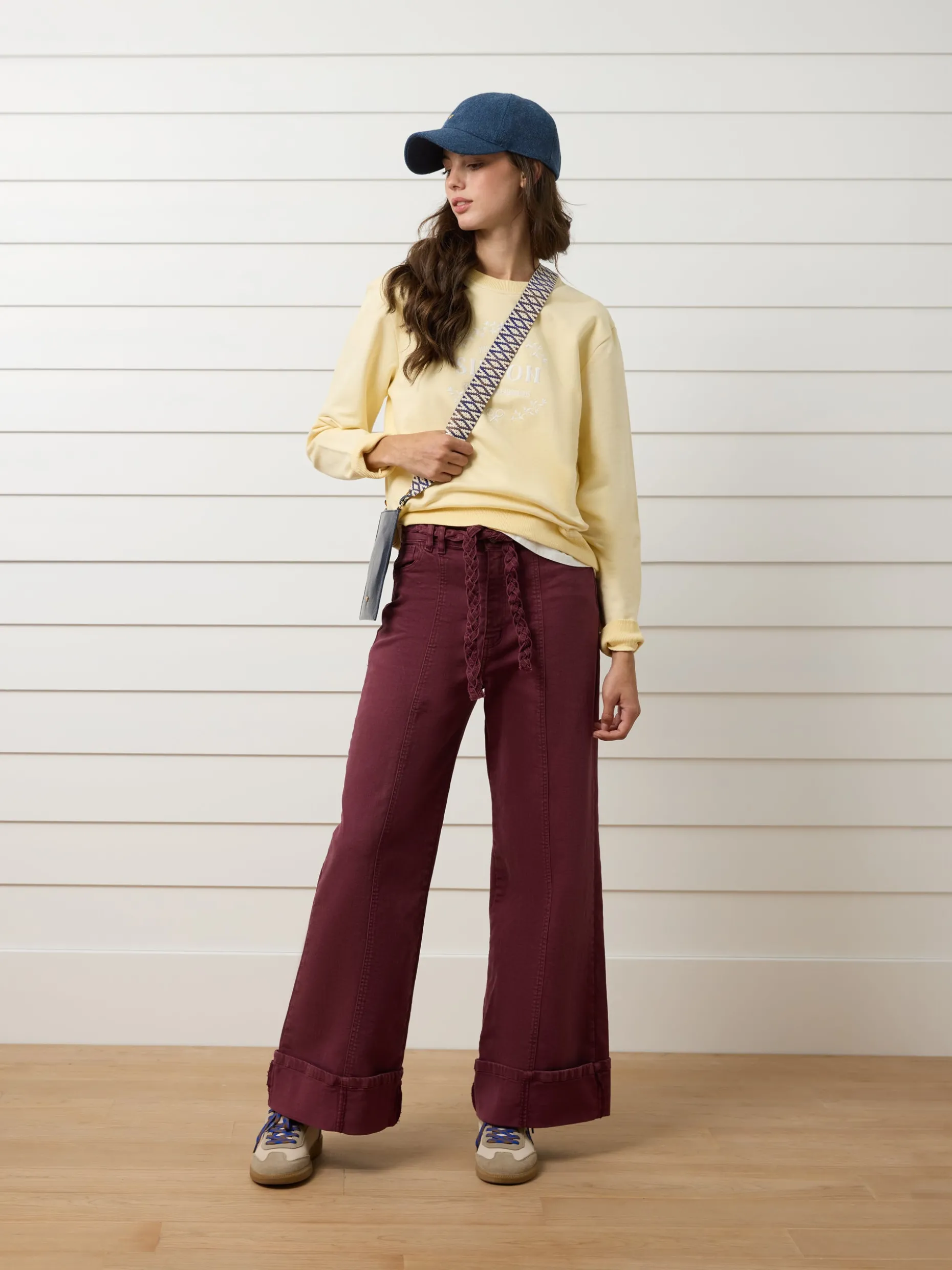 Pantalon denim cinturon trenza granate