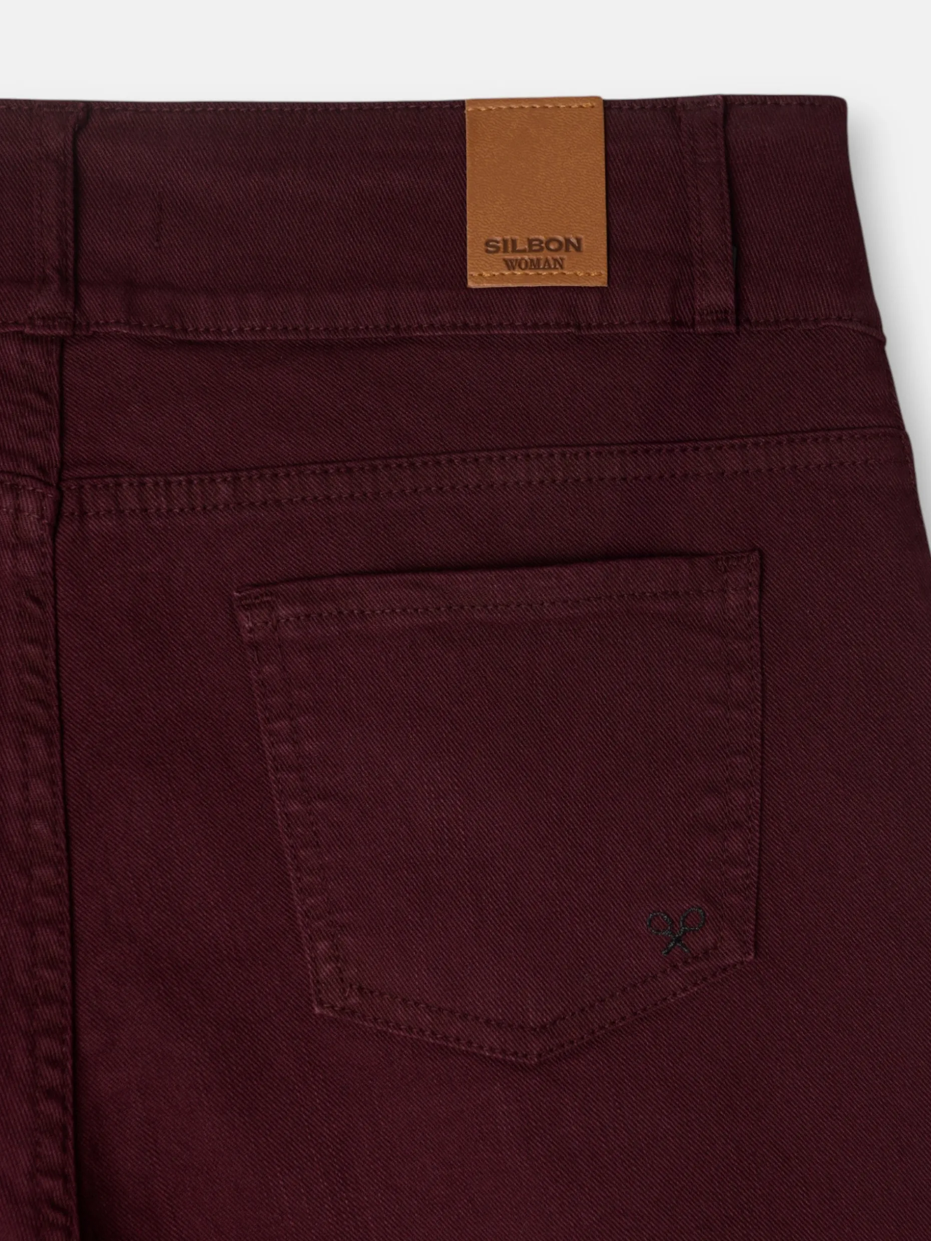 Pantalon denim vuelta burdeos