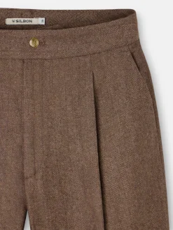 Pantalon vestir detalles espiga marron
