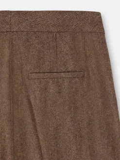 Pantalon vestir detalles espiga marron