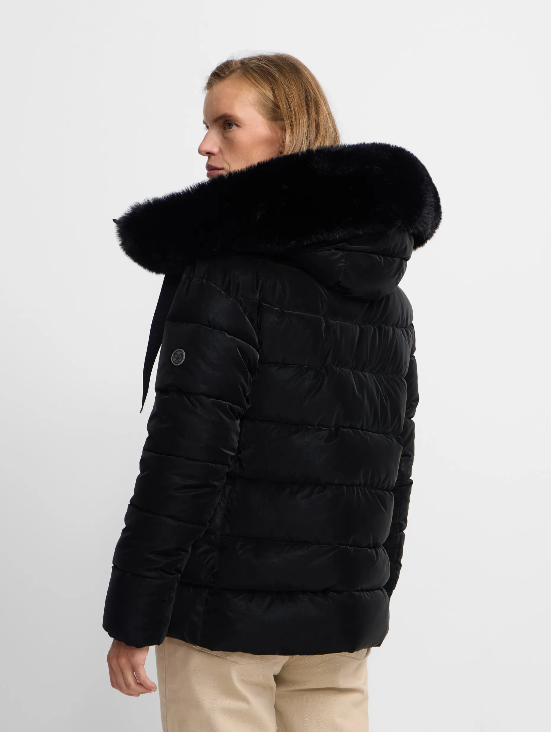 Parka corta acolchada negra