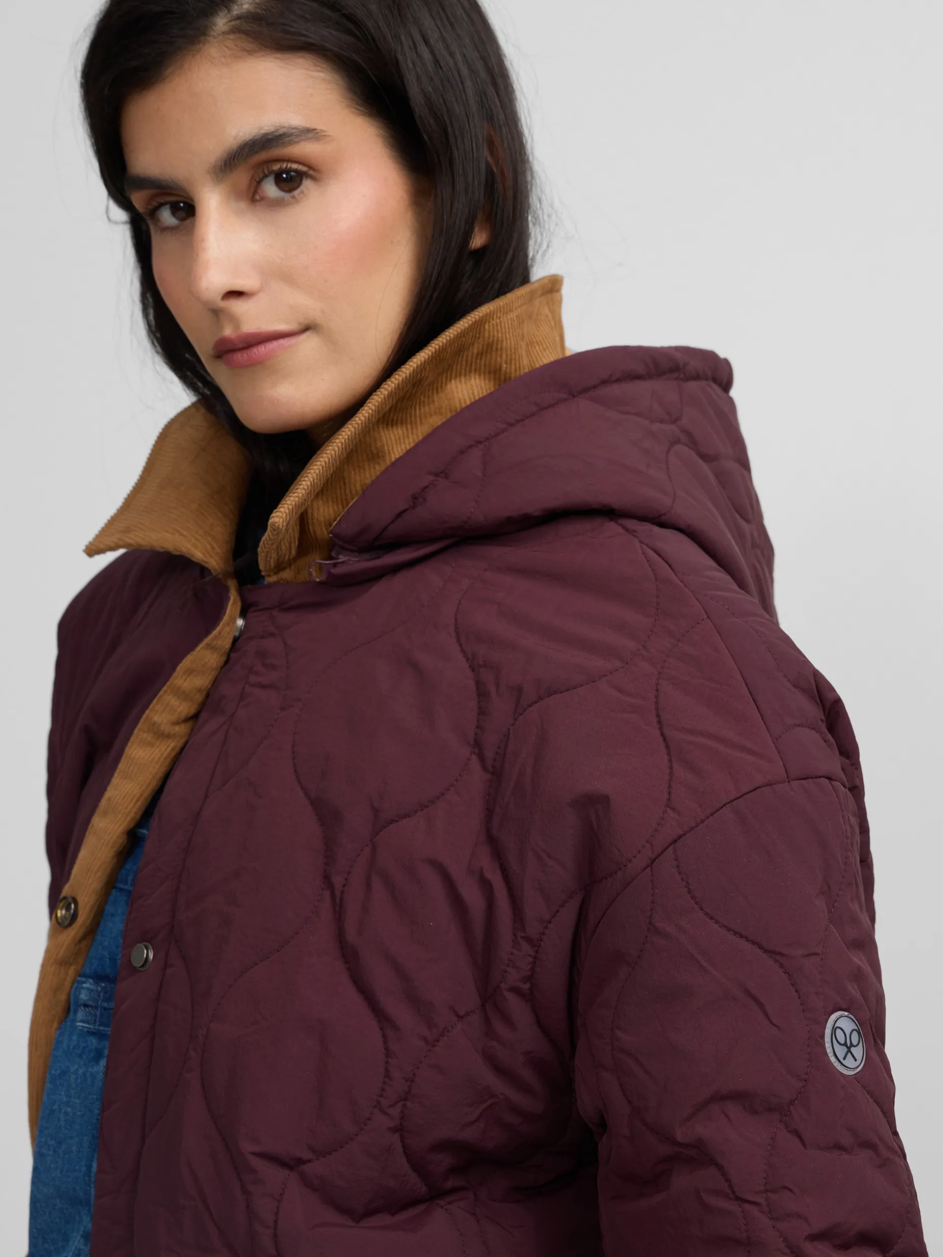 Parka larga acolchada detalles pana burdeos
