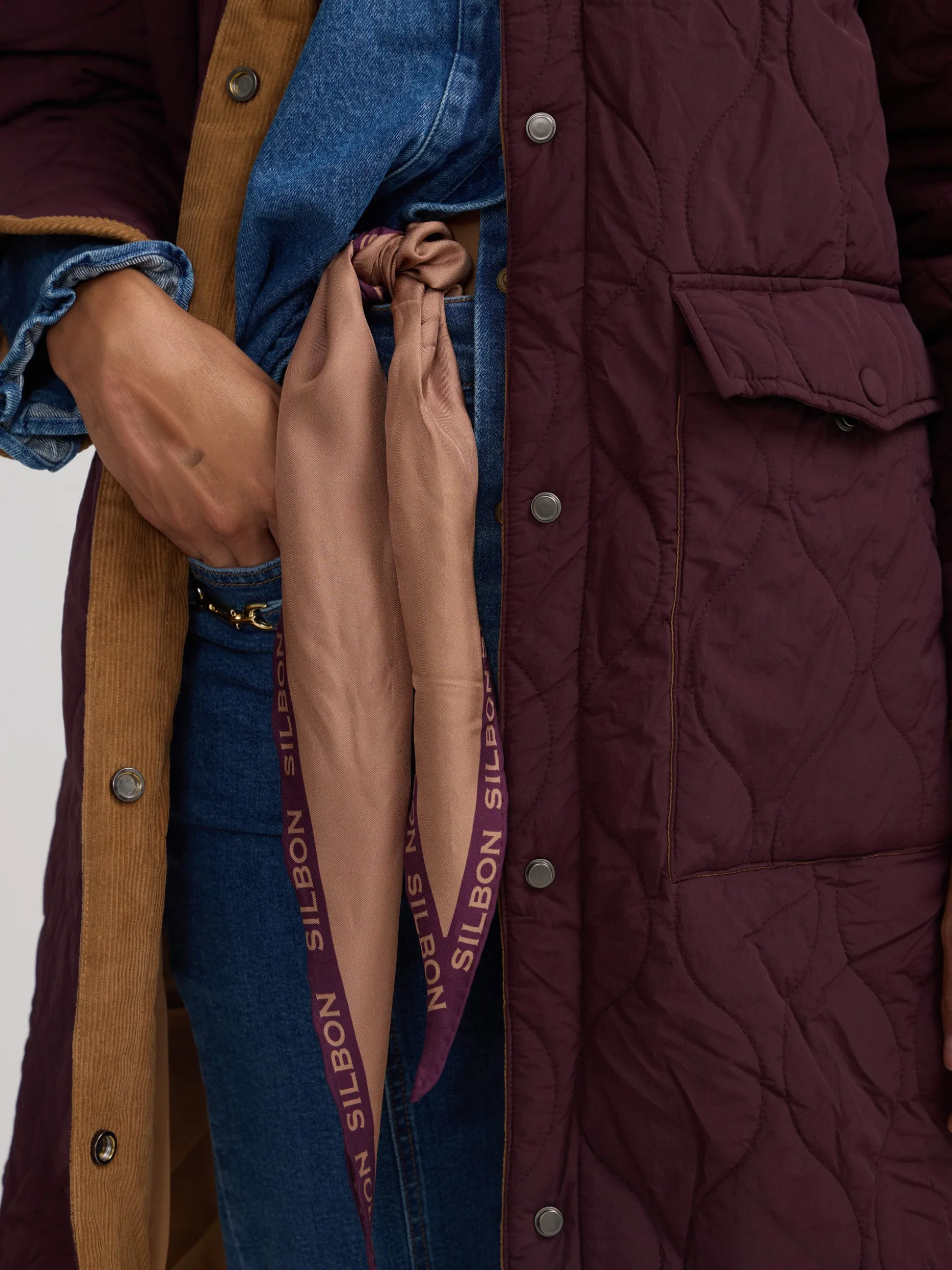 Parka larga acolchada detalles pana burdeos
