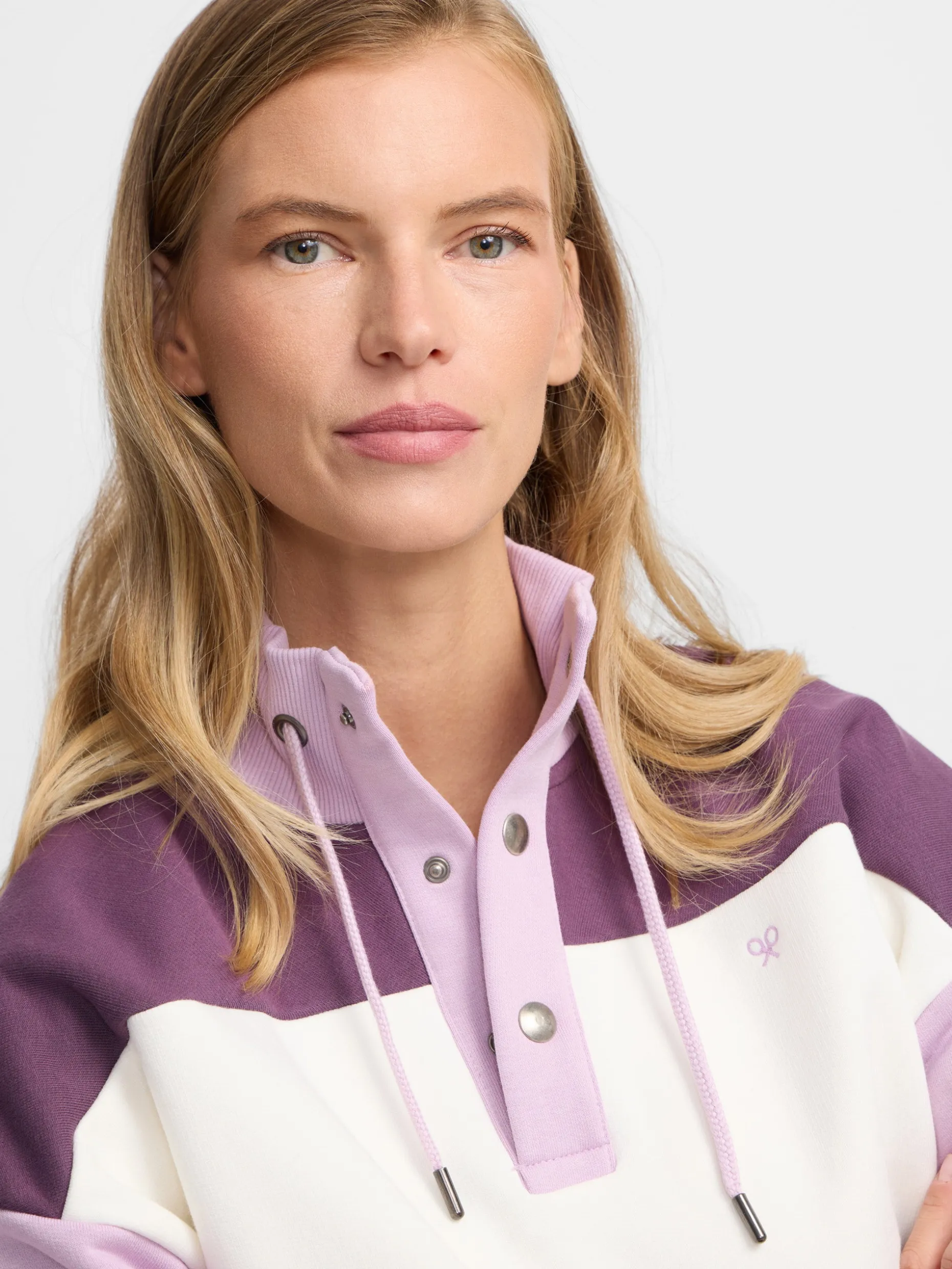 Sudadera woman tricolor cuello botones morados