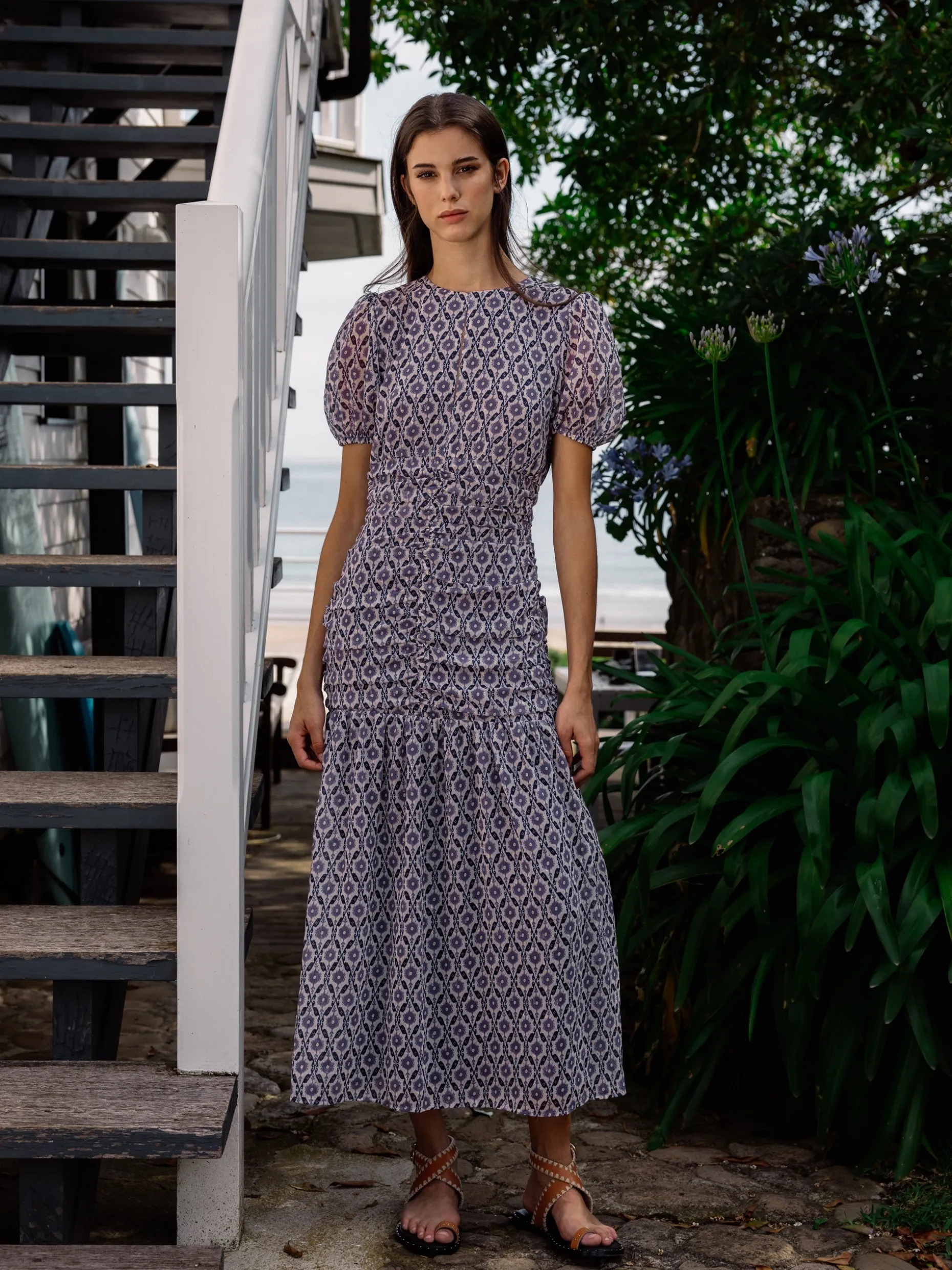 Vestido largo fruncido estampado malva