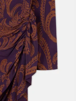 Vestido mini drapeado estampado morado y camel