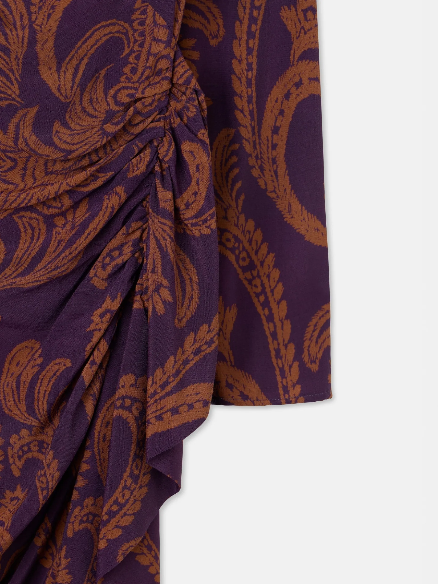 Vestido mini drapeado estampado morado y camel