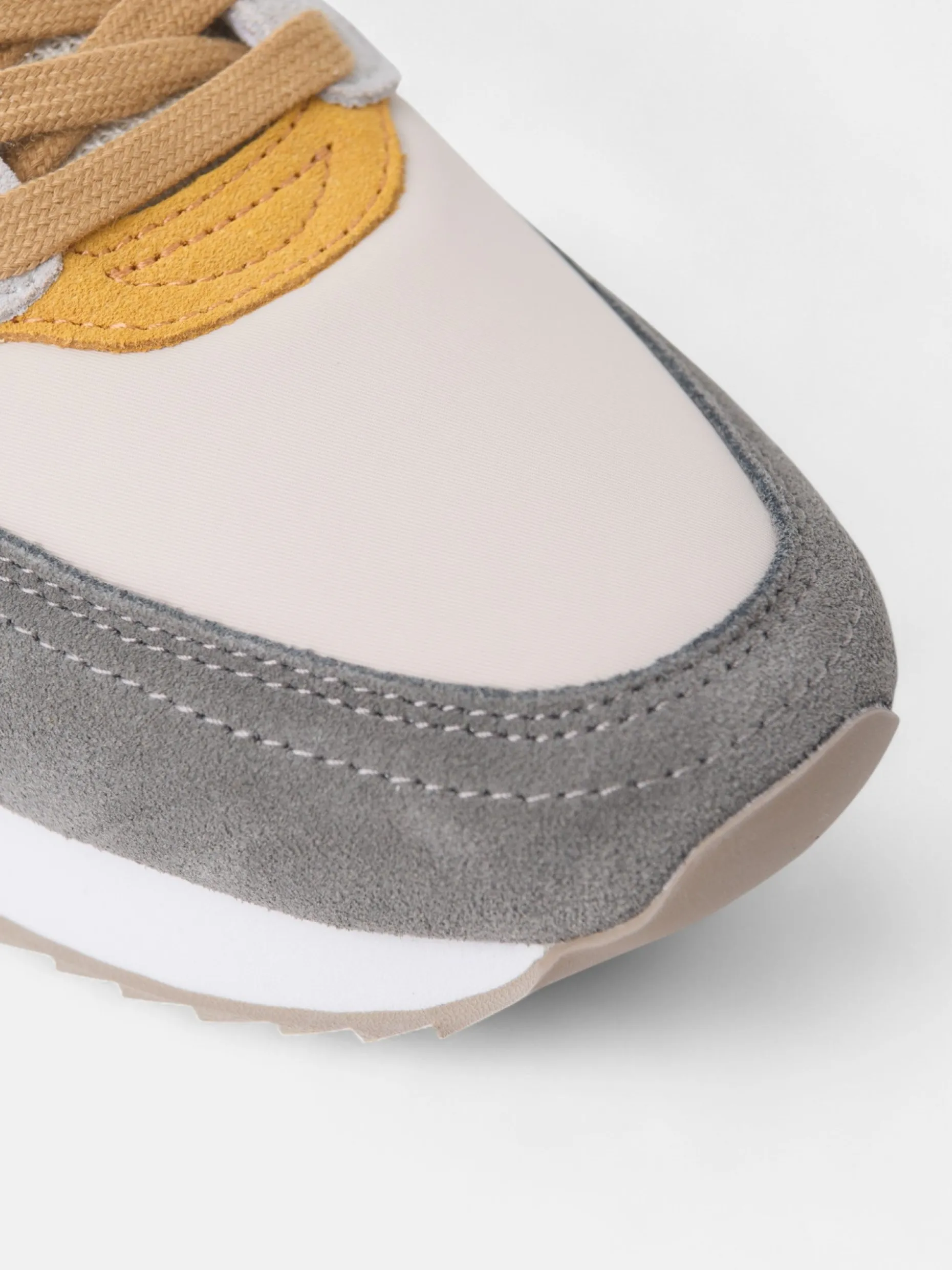 Zapatilla running multicolor gris