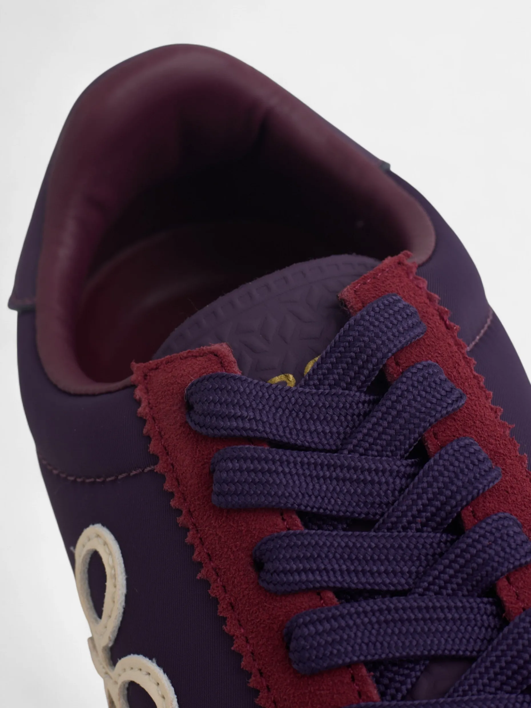 Zapatilla running raqueta burdeos