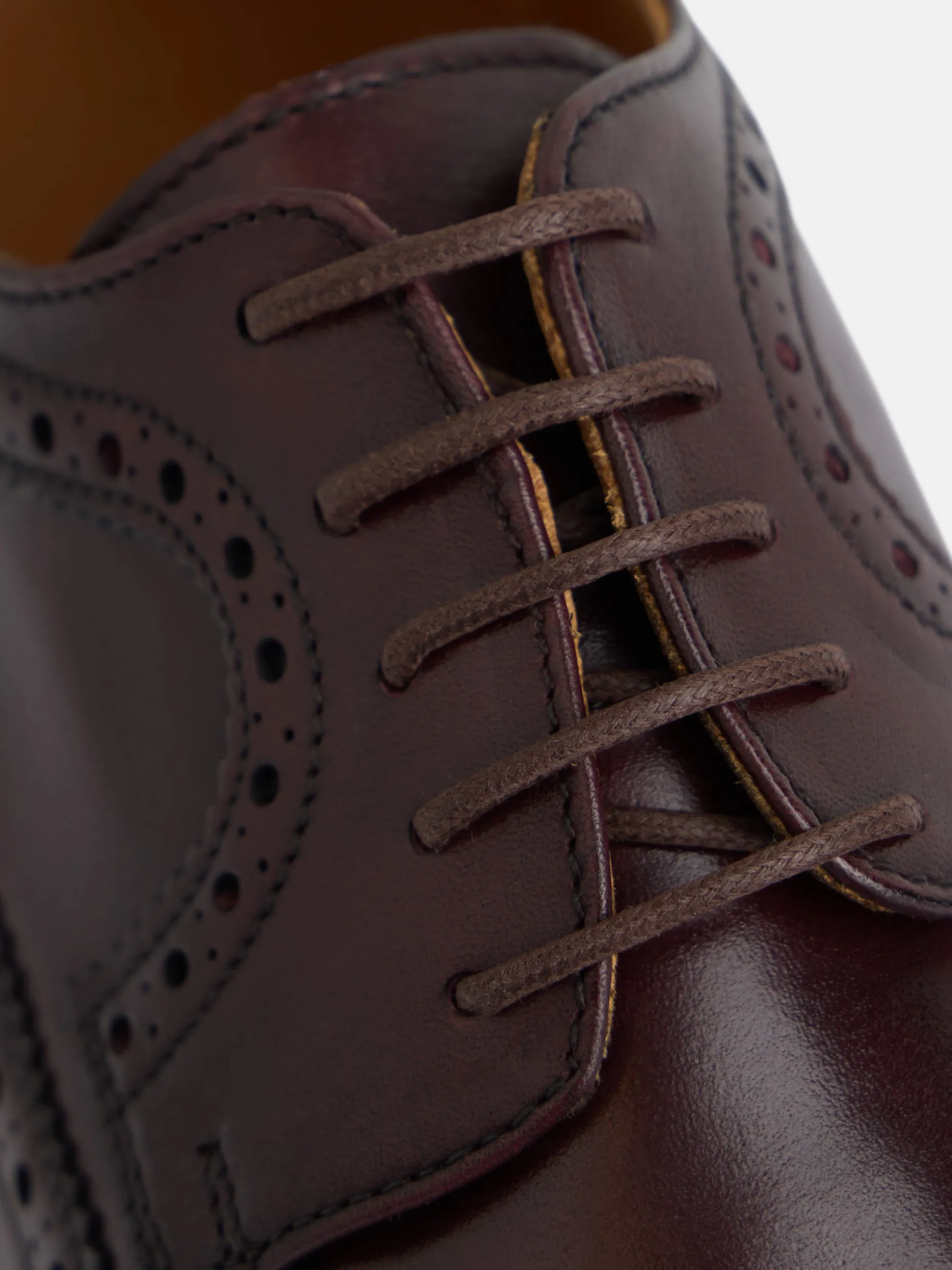 Zapato clasico piel perforado burdeos