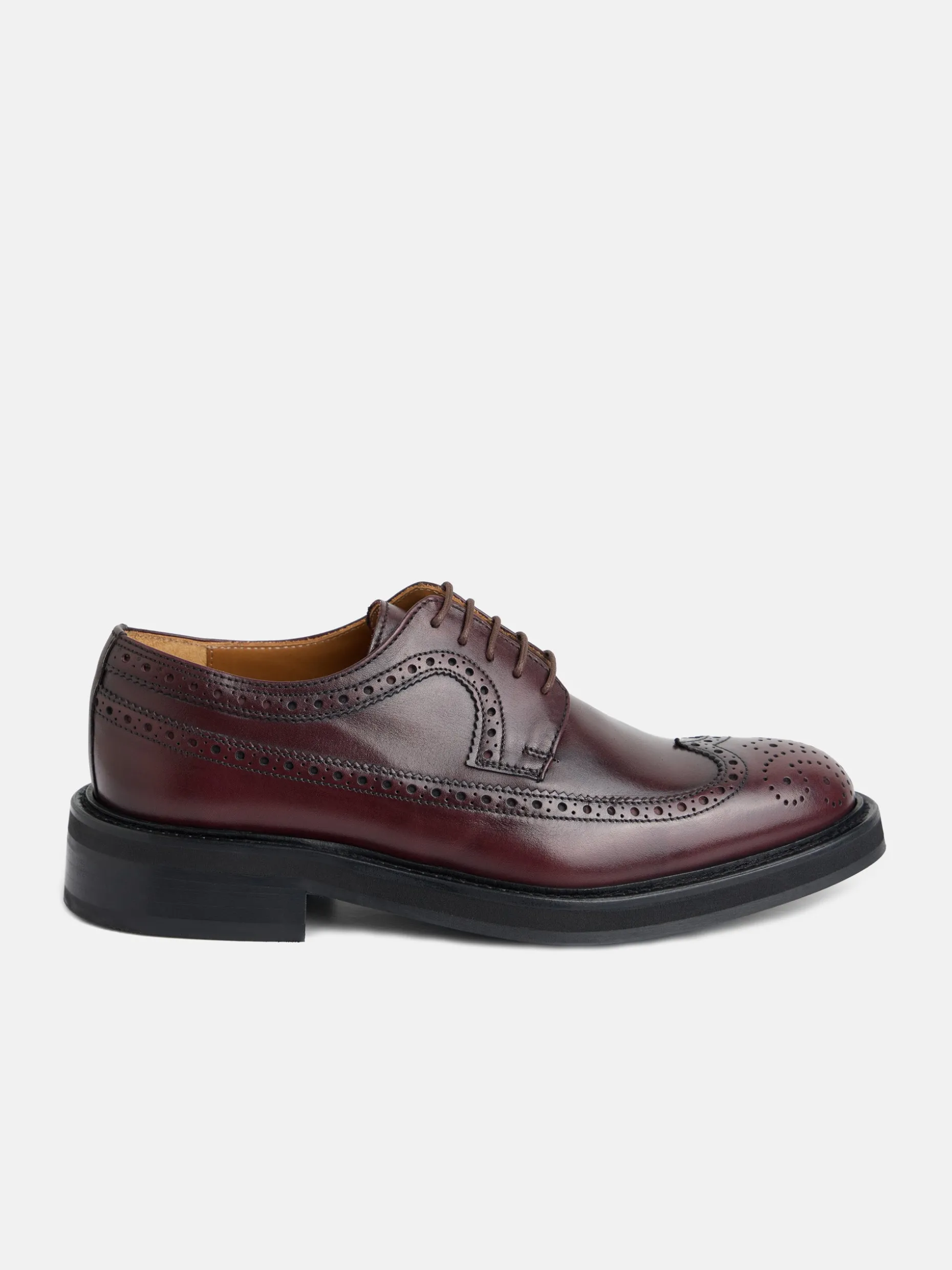 Zapato clasico piel perforado burdeos