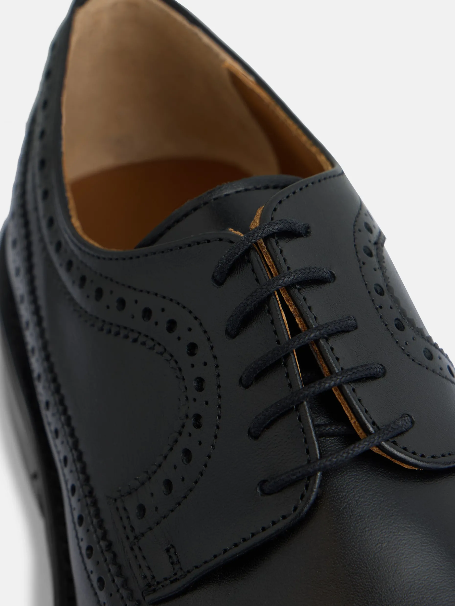 Zapato clasico piel perforado negro